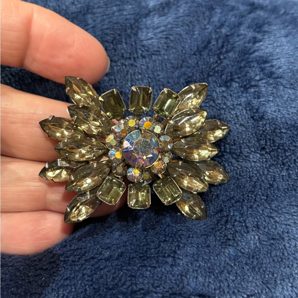 Unmarked vintage green stone burst style Brooch. EUC. Dazzling sparkle!